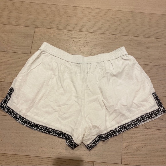 J Crew White shorts with black embroidery - Picture 3 of 4
